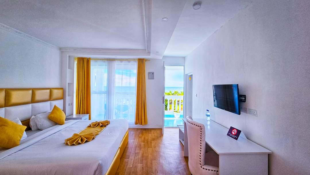 Executive Lake Front Pent House