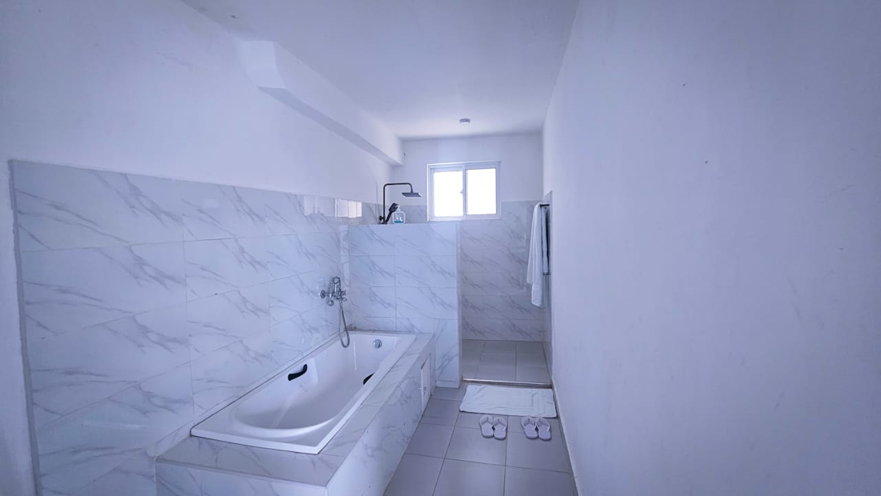 Executive Lake Front Pent House